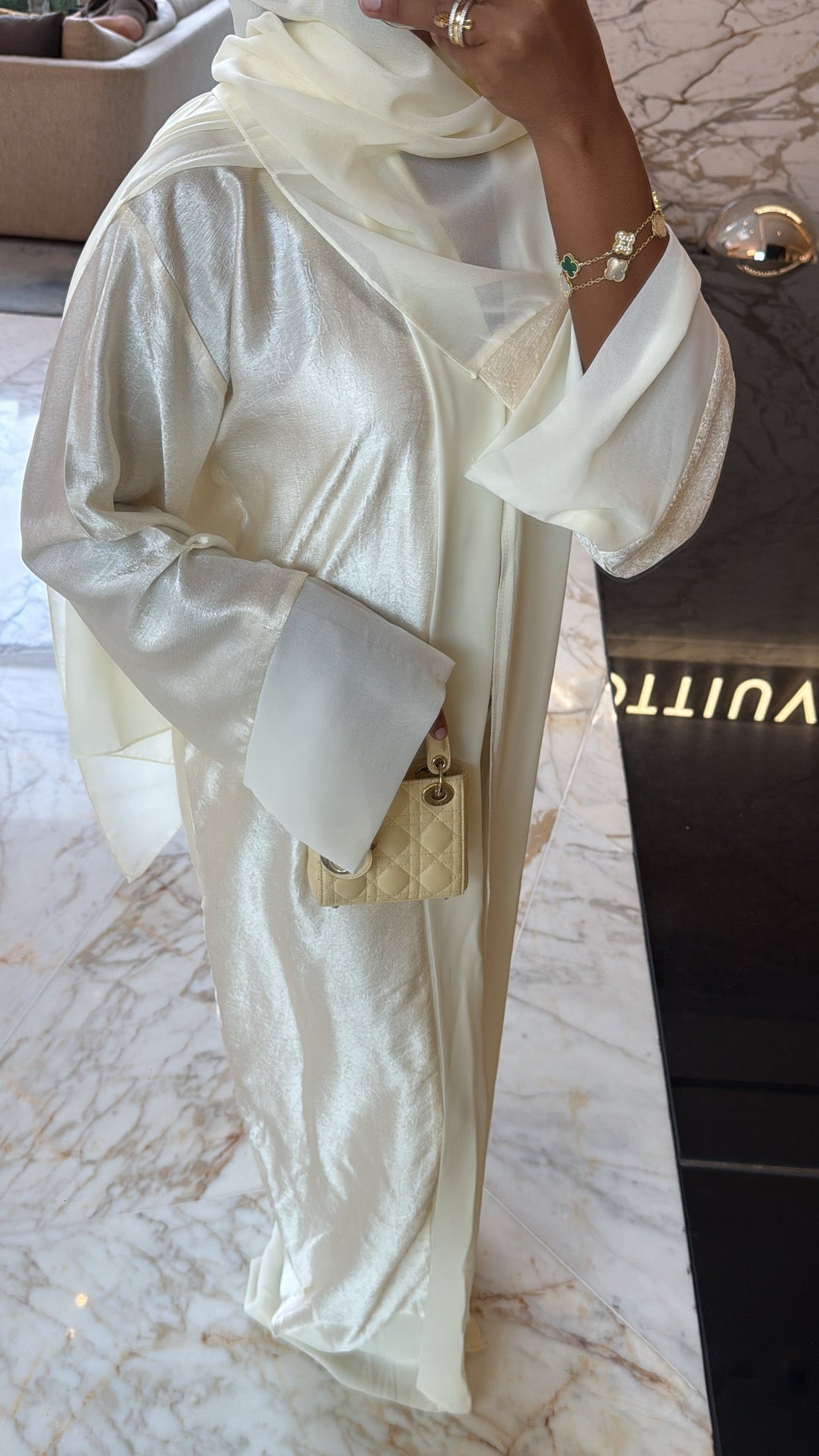 Comment porter la abaya émiratie au quotidien sans perdre en style.