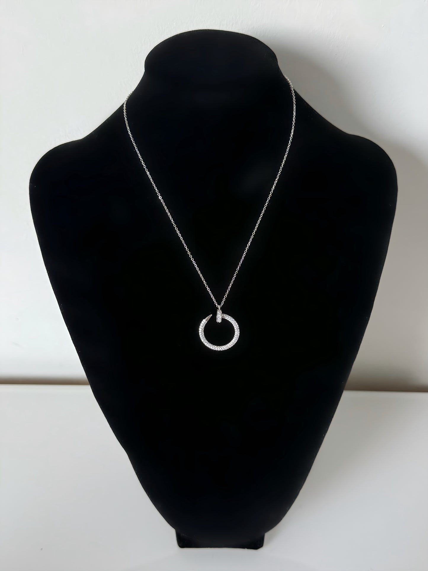 Collier Cercle Argenté avec boucles d’oreilles offertes