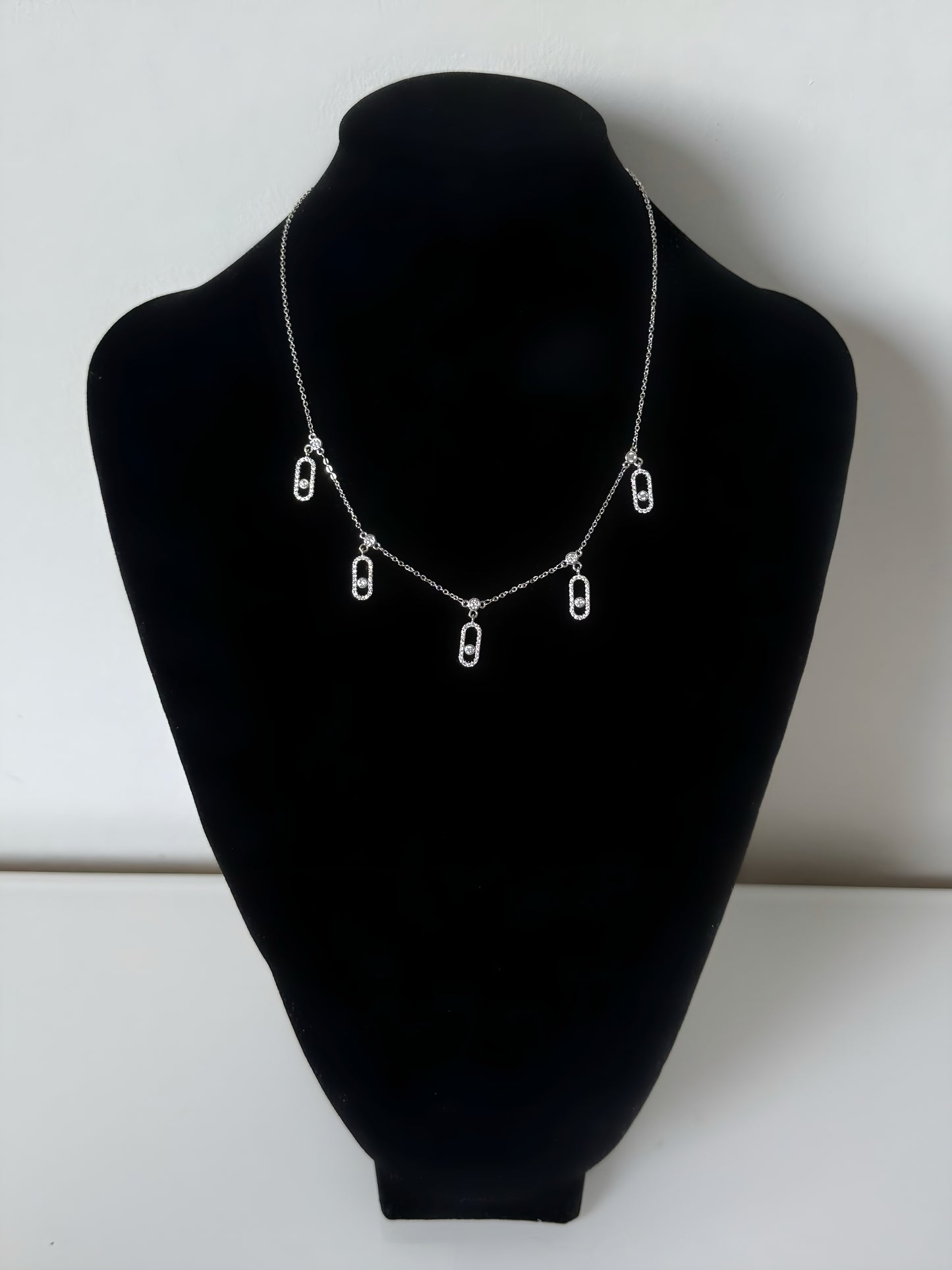 Collier Argenté à Breloques Rectangulaires avec boucles d’oreilles offertes